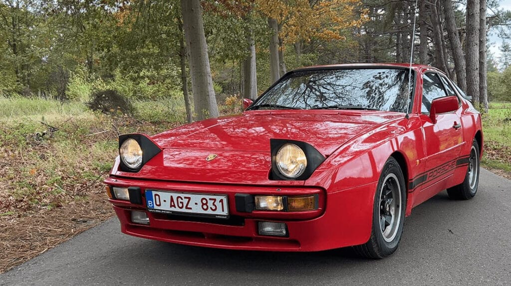 Rode Porsche 944 uit 1983